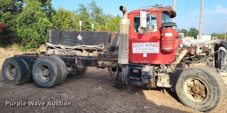 image for item DO4671 1998 Mack RD truck cab and chassis