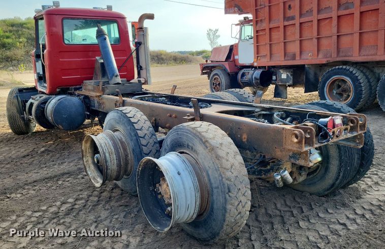 image for item DO4671 1998 Mack RD truck cab and chassis