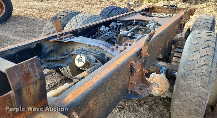 image for item DO4671 1998 Mack RD truck cab and chassis