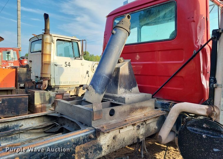 image for item DO4671 1998 Mack RD truck cab and chassis