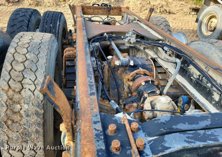 image for item DO4671 1998 Mack RD truck cab and chassis