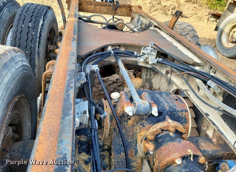 image for item DO4671 1998 Mack RD truck cab and chassis