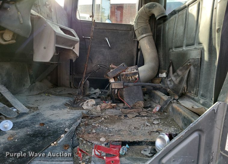 image for item DO4671 1998 Mack RD truck cab and chassis