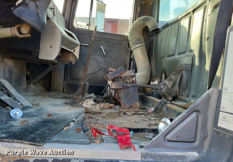 image for item DO4671 1998 Mack RD truck cab and chassis