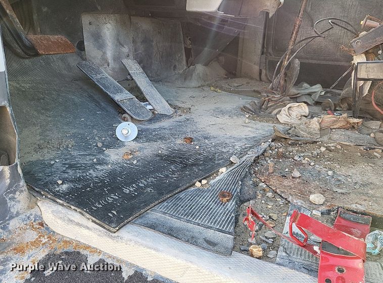 image for item DO4671 1998 Mack RD truck cab and chassis