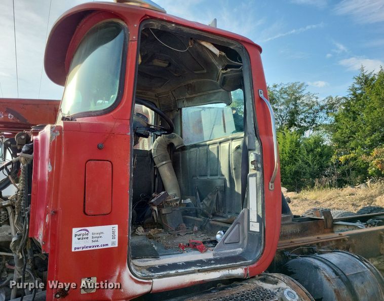 image for item DO4671 1998 Mack RD truck cab and chassis