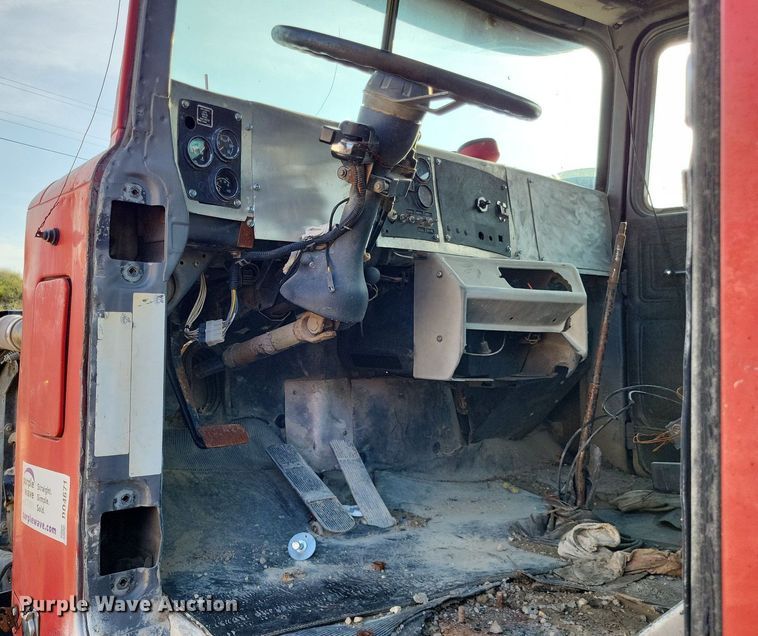 image for item DO4671 1998 Mack RD truck cab and chassis