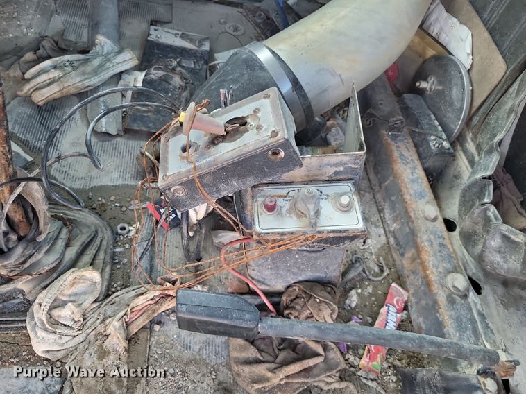 image for item DO4671 1998 Mack RD truck cab and chassis