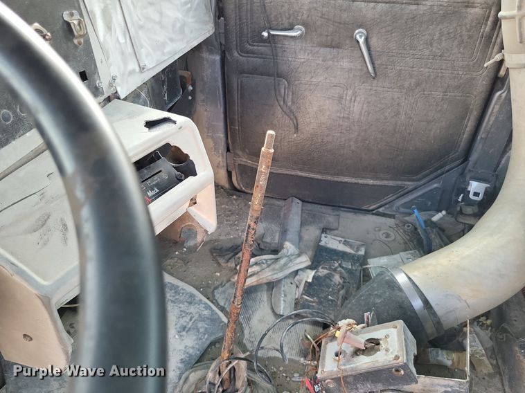 image for item DO4671 1998 Mack RD truck cab and chassis