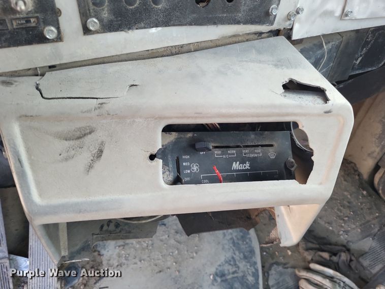 image for item DO4671 1998 Mack RD truck cab and chassis