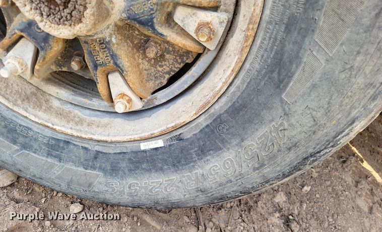 image for item DO4671 1998 Mack RD truck cab and chassis