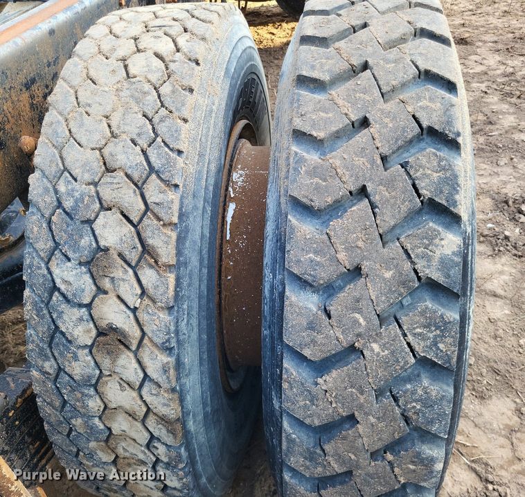 image for item DO4671 1998 Mack RD truck cab and chassis