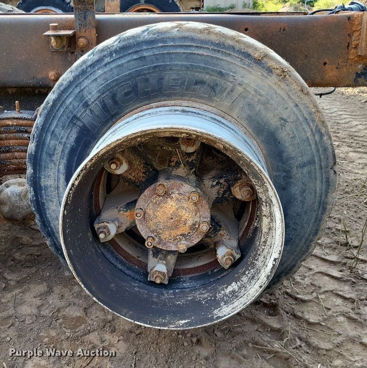 image for item DO4671 1998 Mack RD truck cab and chassis