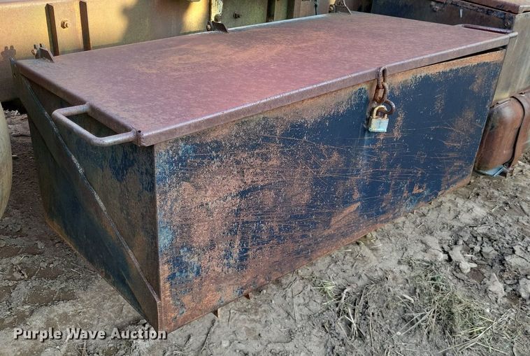 image for item DO4672 1978 Ford fuel truck