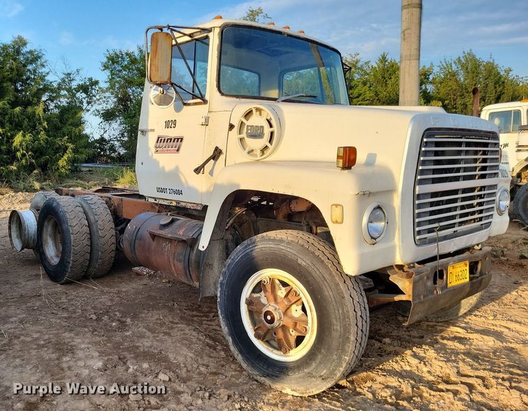 image for item DO4674 1972 Ford W9000 truck cab and chassis