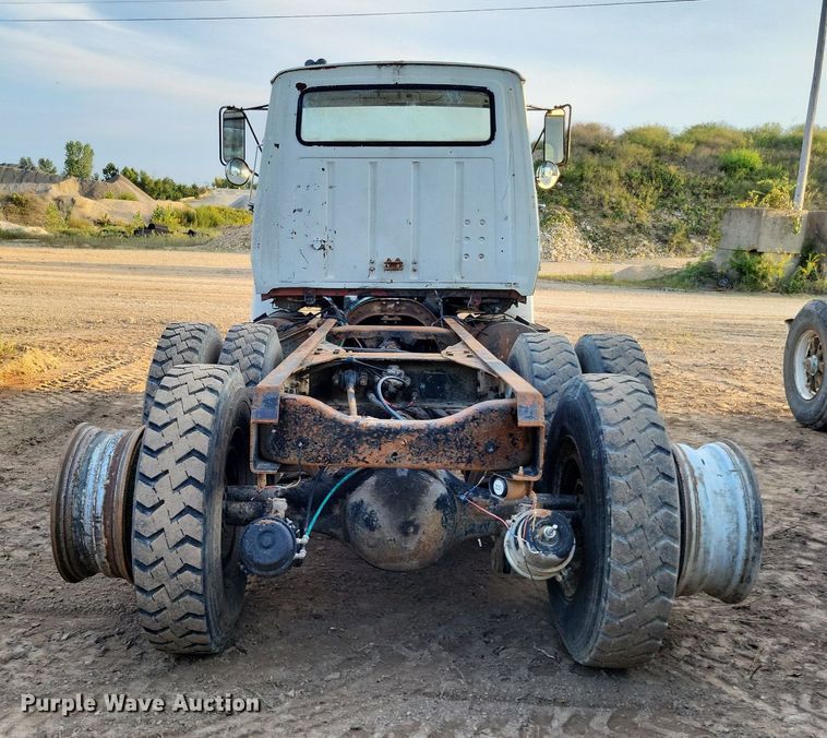 image for item DO4674 1972 Ford W9000 truck cab and chassis