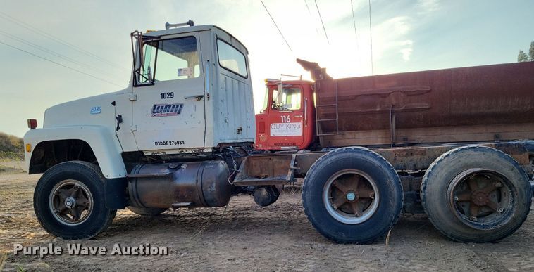 image for item DO4674 1972 Ford W9000 truck cab and chassis