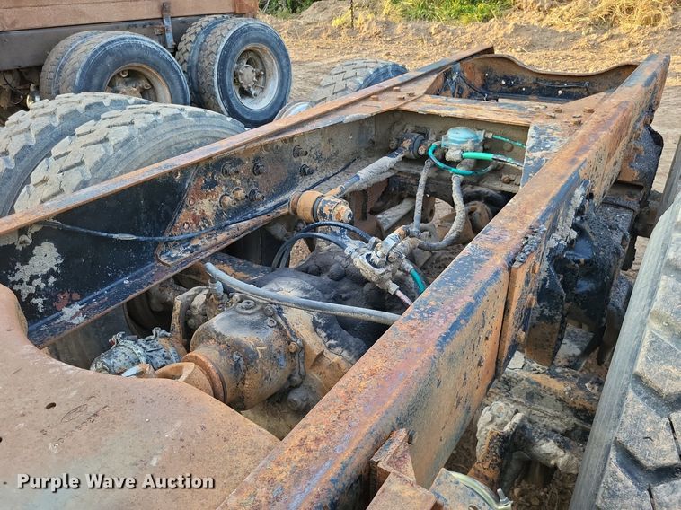 image for item DO4674 1972 Ford W9000 truck cab and chassis