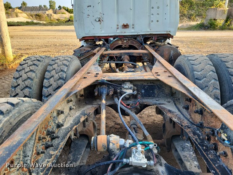 image for item DO4674 1972 Ford W9000 truck cab and chassis