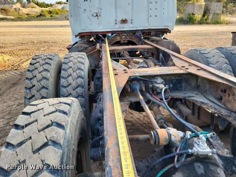 image for item DO4674 1972 Ford W9000 truck cab and chassis