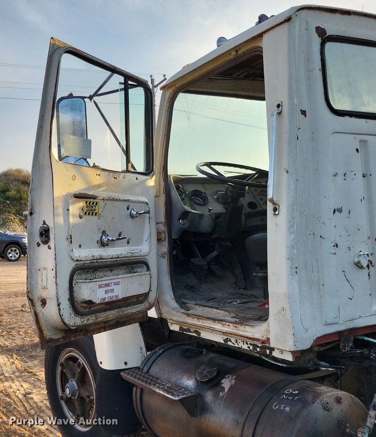 image for item DO4674 1972 Ford W9000 truck cab and chassis