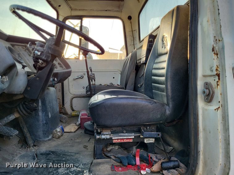 image for item DO4674 1972 Ford W9000 truck cab and chassis