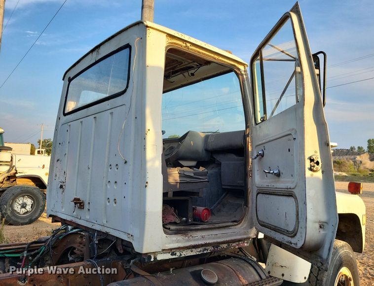 image for item DO4674 1972 Ford W9000 truck cab and chassis