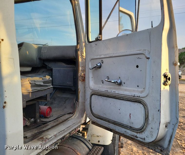 image for item DO4674 1972 Ford W9000 truck cab and chassis