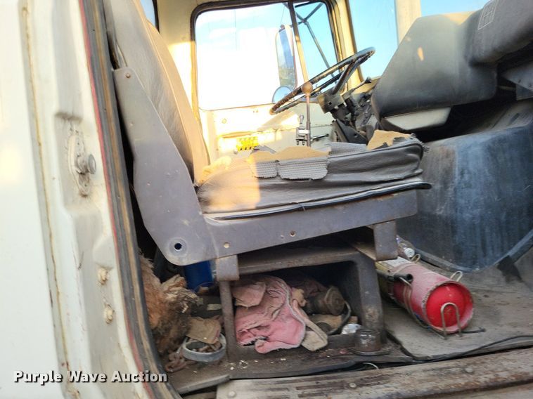 image for item DO4674 1972 Ford W9000 truck cab and chassis