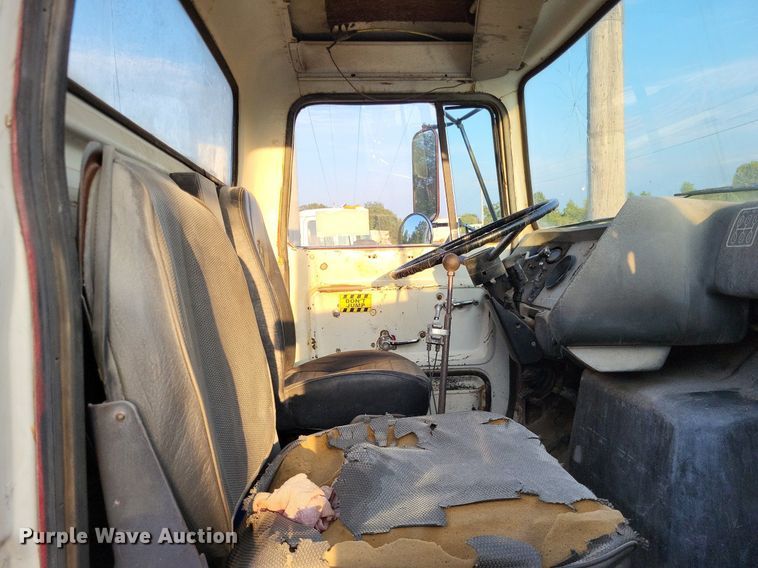 image for item DO4674 1972 Ford W9000 truck cab and chassis