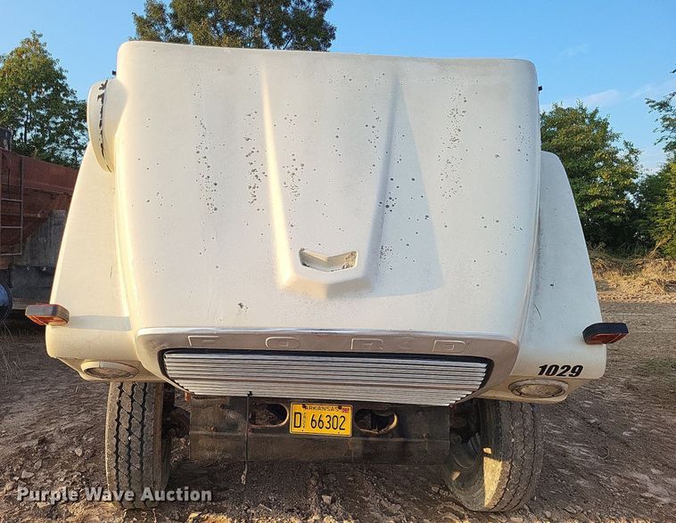 image for item DO4674 1972 Ford W9000 truck cab and chassis