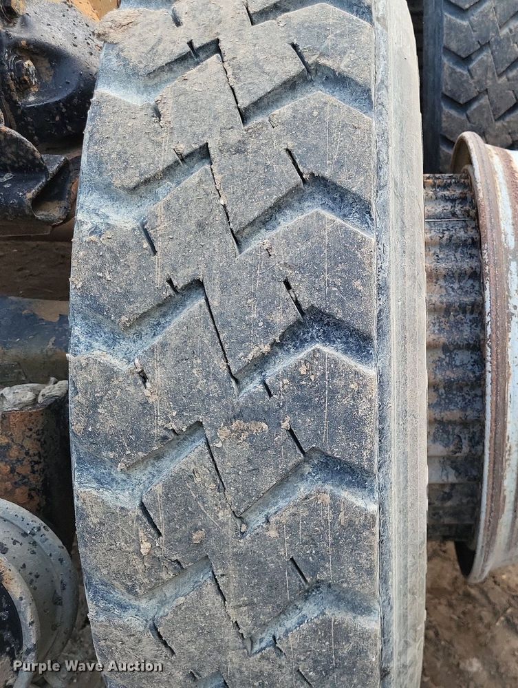 image for item DO4674 1972 Ford W9000 truck cab and chassis