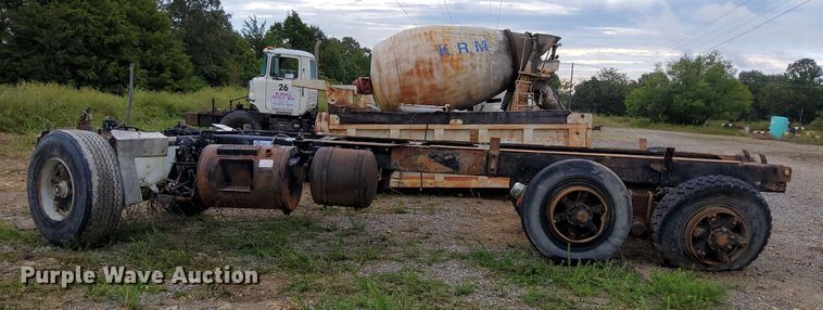 image for item DO4676 1994 Mack truck chassis