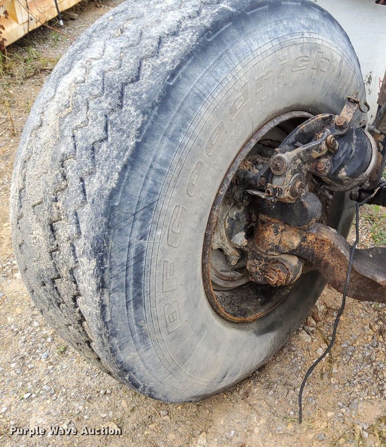 image for item DO4676 1994 Mack truck chassis