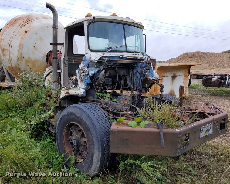 image for item DO4677 1985 Mack DM685S ready mix truck