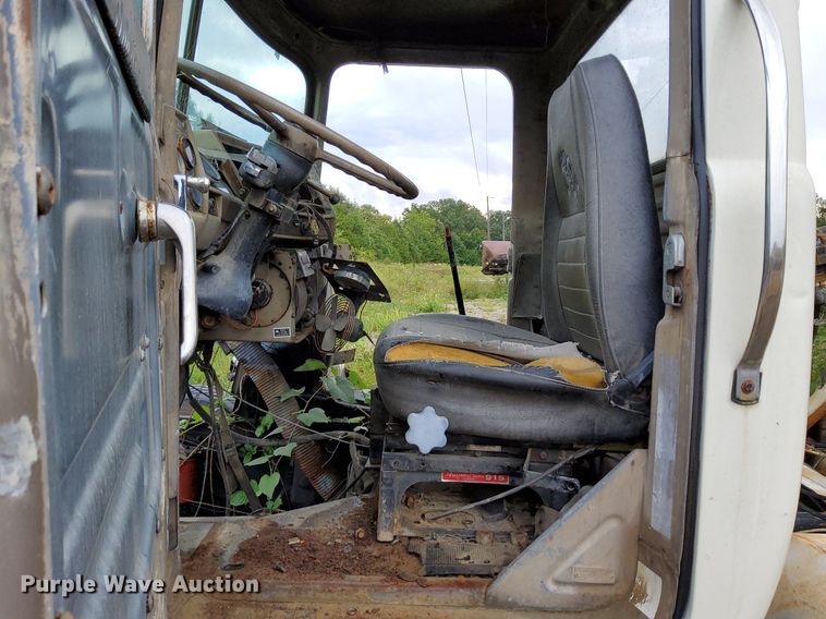 image for item DO4677 1985 Mack DM685S ready mix truck