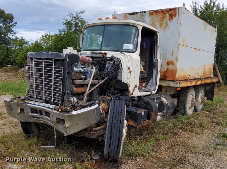 image for item DO4678 1990 Mack RD690S tank truck
