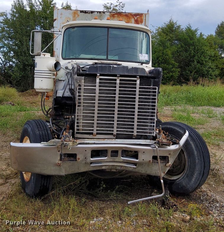 image for item DO4678 1990 Mack RD690S tank truck