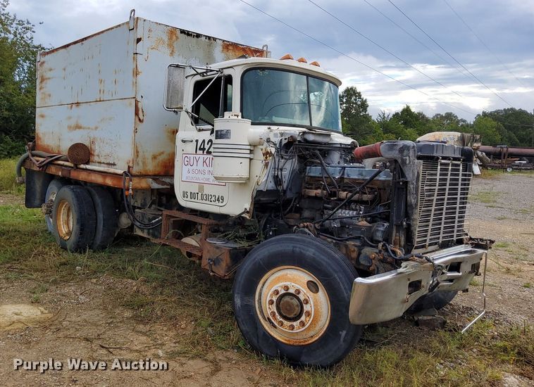image for item DO4678 1990 Mack RD690S tank truck