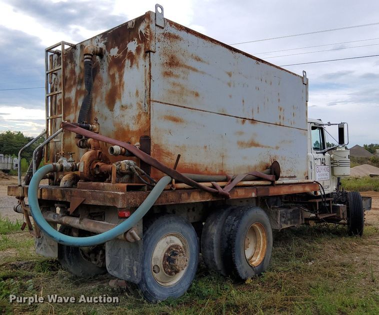 image for item DO4678 1990 Mack RD690S tank truck
