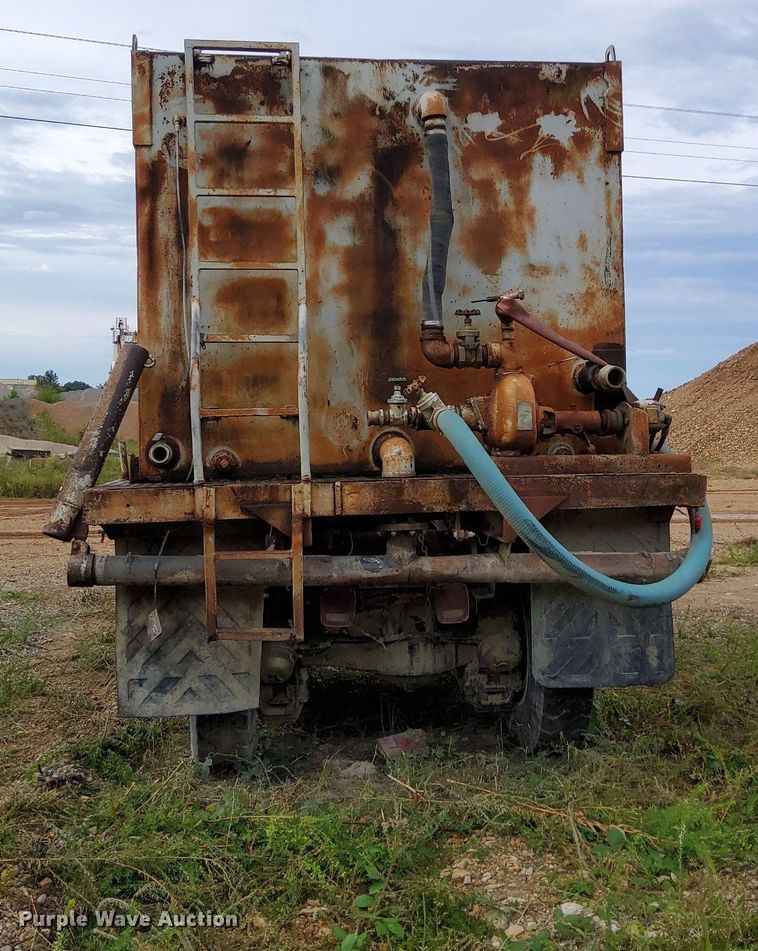 image for item DO4678 1990 Mack RD690S tank truck