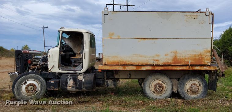 image for item DO4678 1990 Mack RD690S tank truck