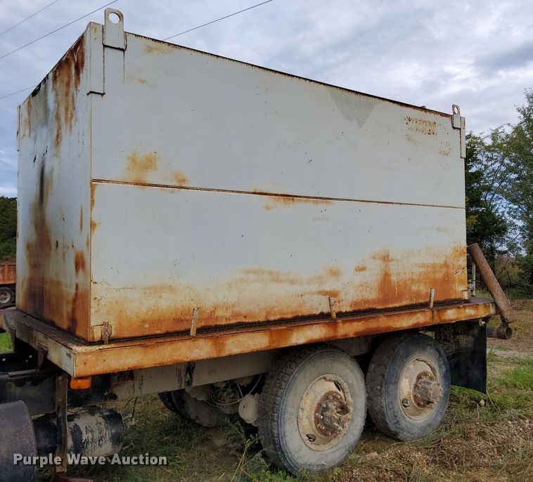 image for item DO4678 1990 Mack RD690S tank truck