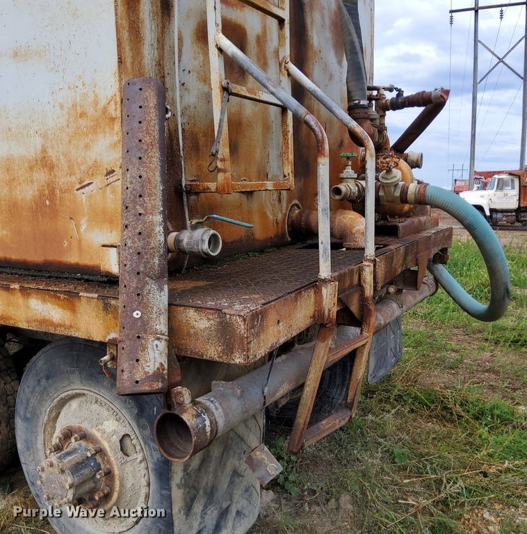 image for item DO4678 1990 Mack RD690S tank truck