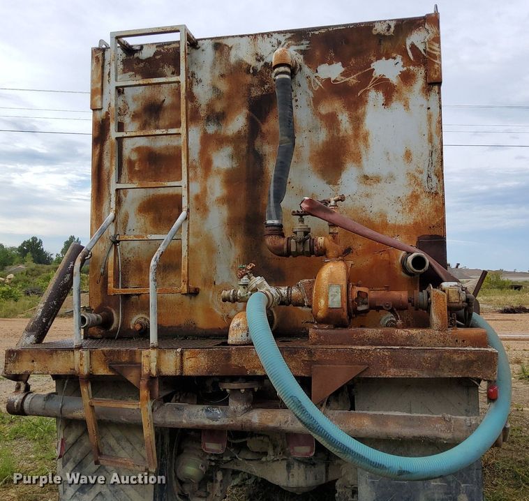 image for item DO4678 1990 Mack RD690S tank truck