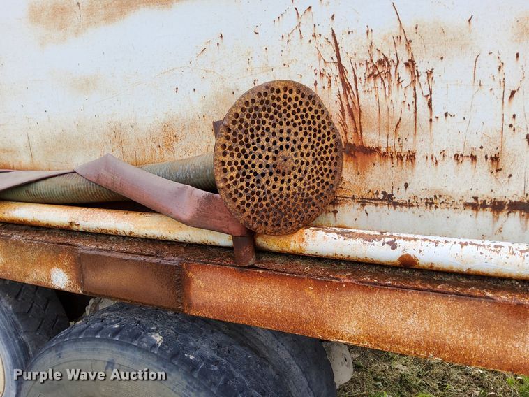 image for item DO4678 1990 Mack RD690S tank truck