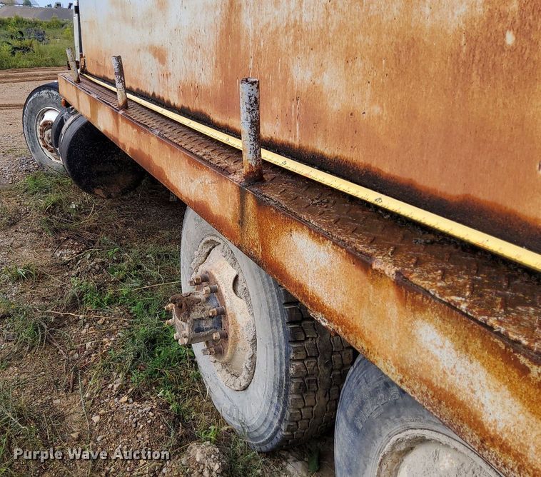 image for item DO4678 1990 Mack RD690S tank truck