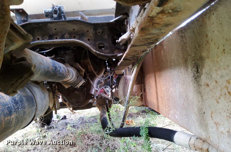 image for item DO4678 1990 Mack RD690S tank truck