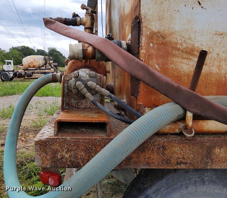 image for item DO4678 1990 Mack RD690S tank truck