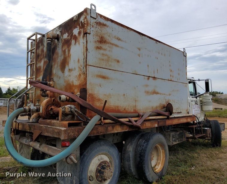 image for item DO4678 1990 Mack RD690S tank truck